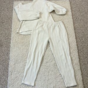BLU PEPPER L 2 piece white knit lounge outfit w cute back buttons on the top EUC